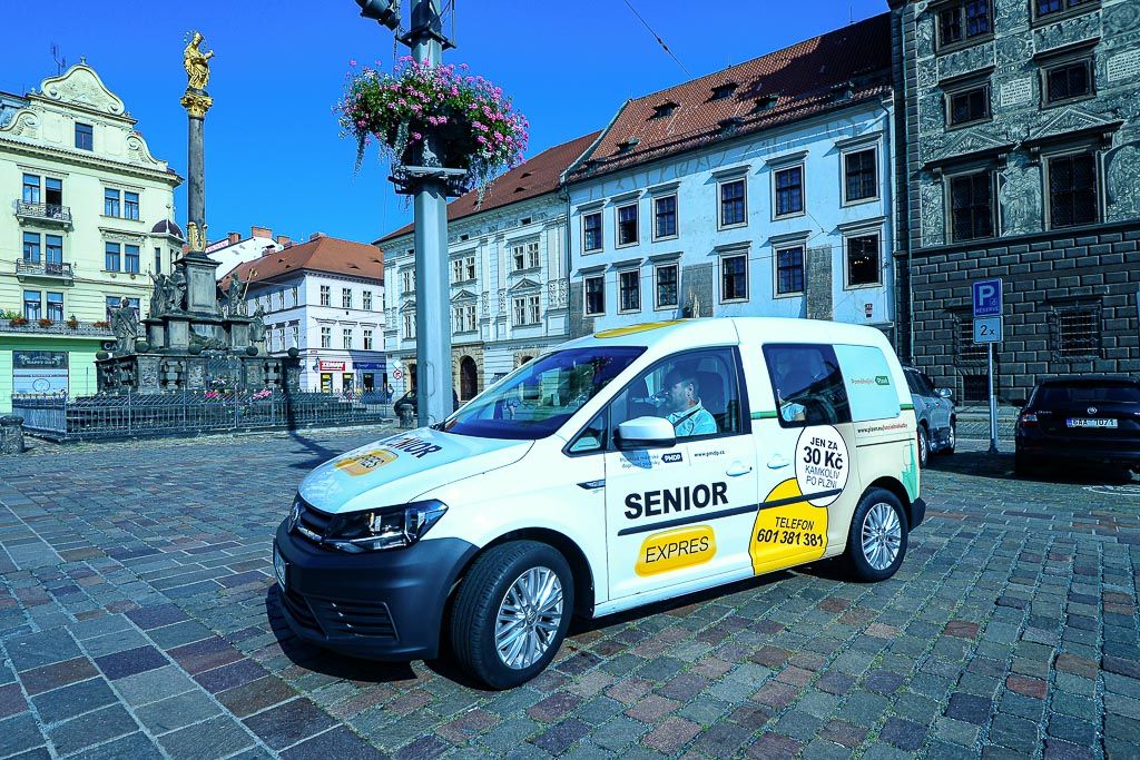 Další vozidlo služby Senior Expres bude od 1. září sloužit občanům západočeské metropole. Prostřednictvím této služby se Plzeňané ve věku 70 let a více i zdravotně postižení dostanou kamkoliv po městě za 30 korun. Díky již sedmému vozu se podaří uspokojit větší množství zákazníků, odhadem o několik tisíc ročně. Projekt Odboru sociálních služeb Magistrátu města Plzně již více jak pět let smluvně zajišťují Plzeňské městské dopravní podniky. (foto: M. Pecuch, 30.8.2019)