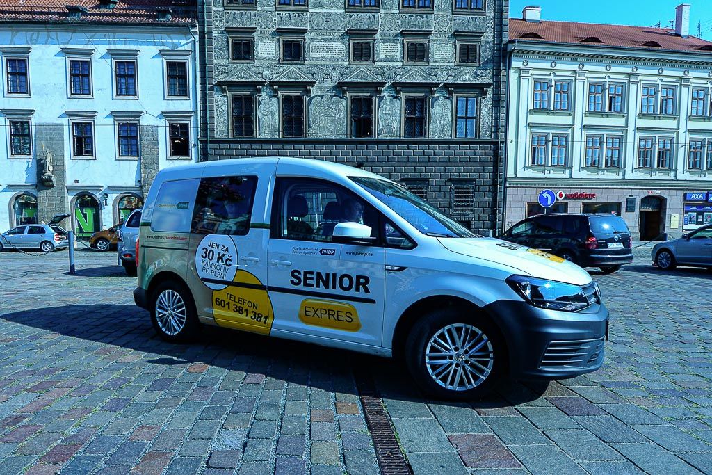 Další vozidlo služby Senior Expres bude od 1. září sloužit občanům západočeské metropole. Prostřednictvím této služby se Plzeňané ve věku 70 let a více i zdravotně postižení dostanou kamkoliv po městě za 30 korun. Díky již sedmému vozu se podaří uspokojit větší množství zákazníků, odhadem o několik tisíc ročně. Projekt Odboru sociálních služeb Magistrátu města Plzně již více jak pět let smluvně zajišťují Plzeňské městské dopravní podniky. (foto: M. Pecuch, 30.8.2019)