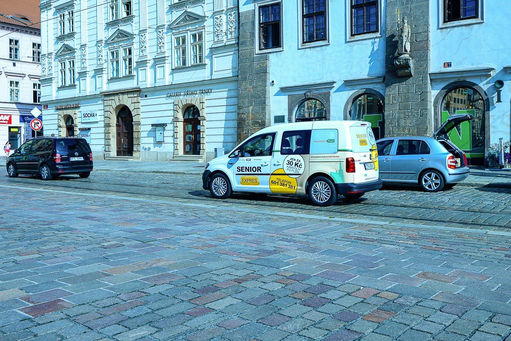 Další vozidlo služby Senior Expres bude od 1. září sloužit občanům západočeské metropole. Prostřednictvím této služby se Plzeňané ve věku 70 let a více i zdravotně postižení dostanou kamkoliv po městě za 30 korun. Díky již sedmému vozu se podaří uspokojit větší množství zákazníků, odhadem o několik tisíc ročně. Projekt Odboru sociálních služeb Magistrátu města Plzně již více jak pět let smluvně zajišťují Plzeňské městské dopravní podniky. (foto: M. Pecuch, 30.8.2019)