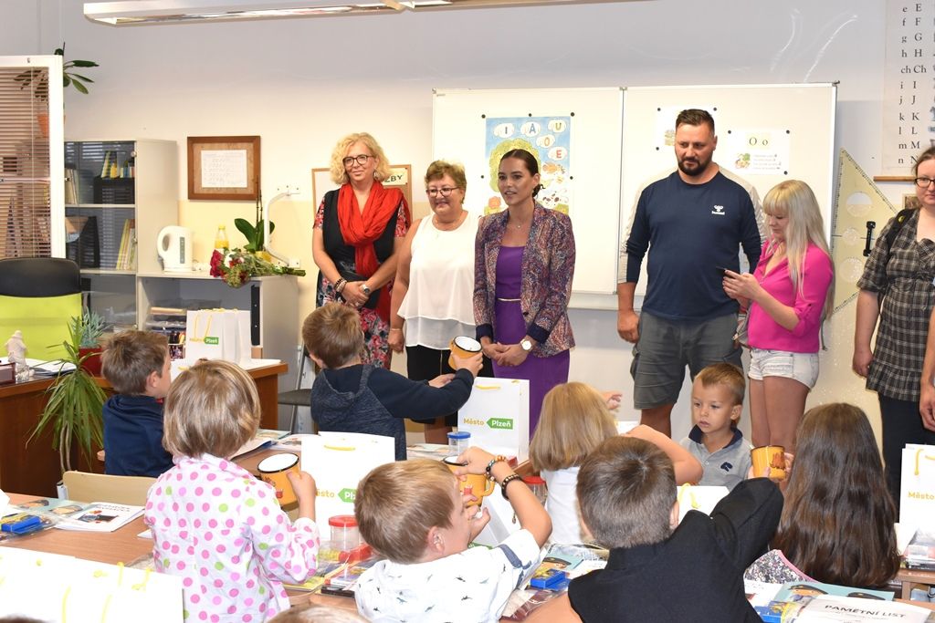 Do prvních tříd v Plzni dnes nastoupilo kolem 1600 prvňáčků (foto: M. Pecuch/A. Jarošová, 2.9.2019)
