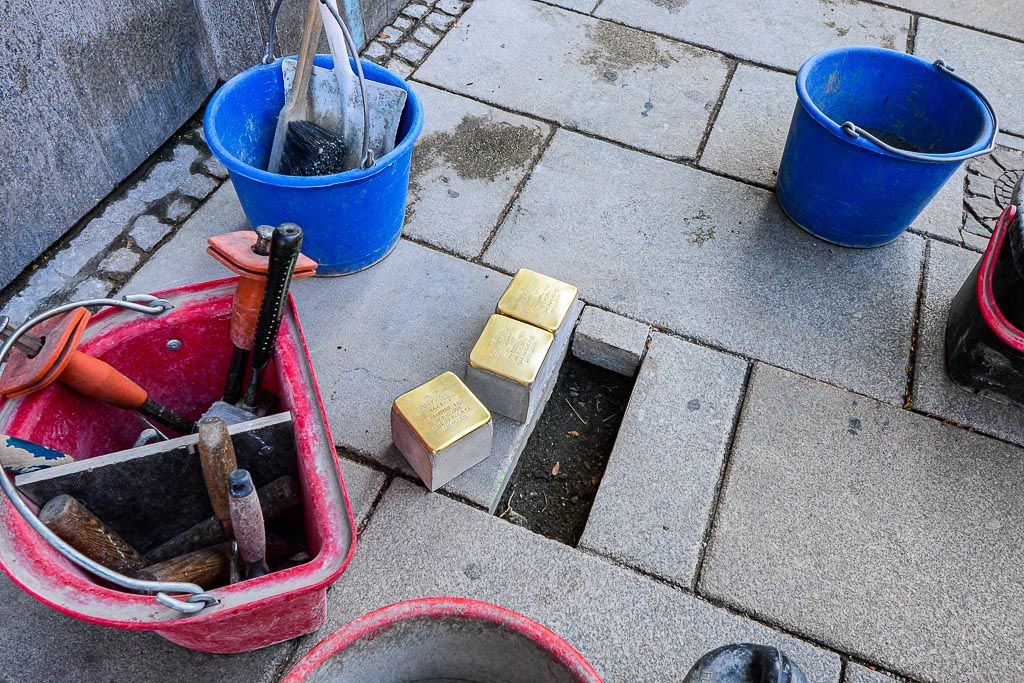 Položení kamenů zmizelých - Americká 9 v Plzni (foto: M. Pecuch, 3.9.2019)