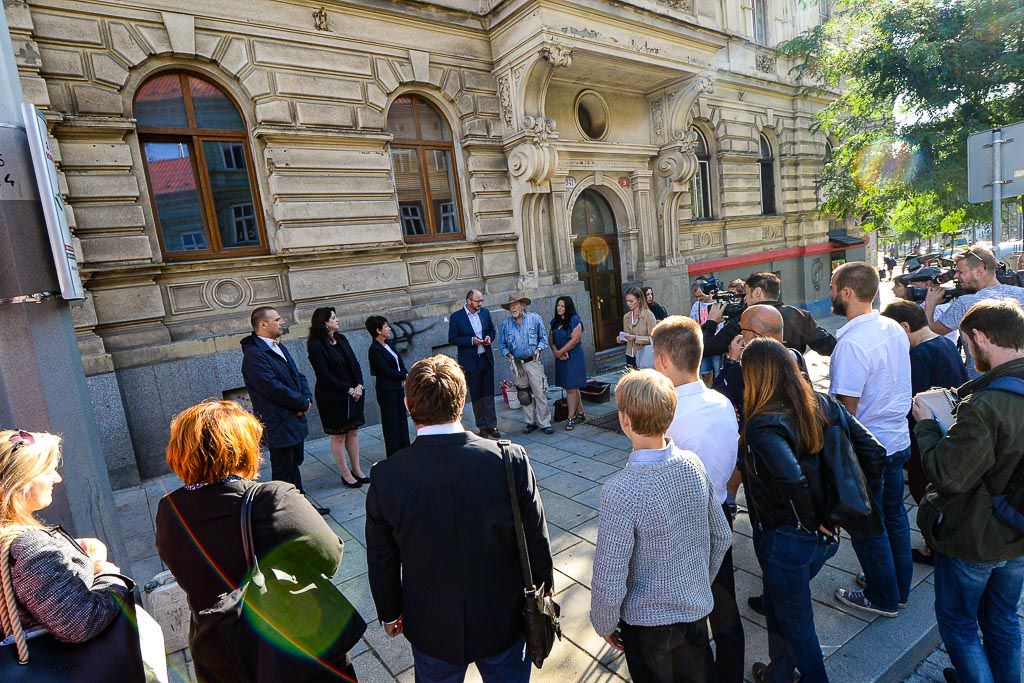 Položení kamenů zmizelých - Americká 9 v Plzni (foto: M. Pecuch, 3.9.2019)