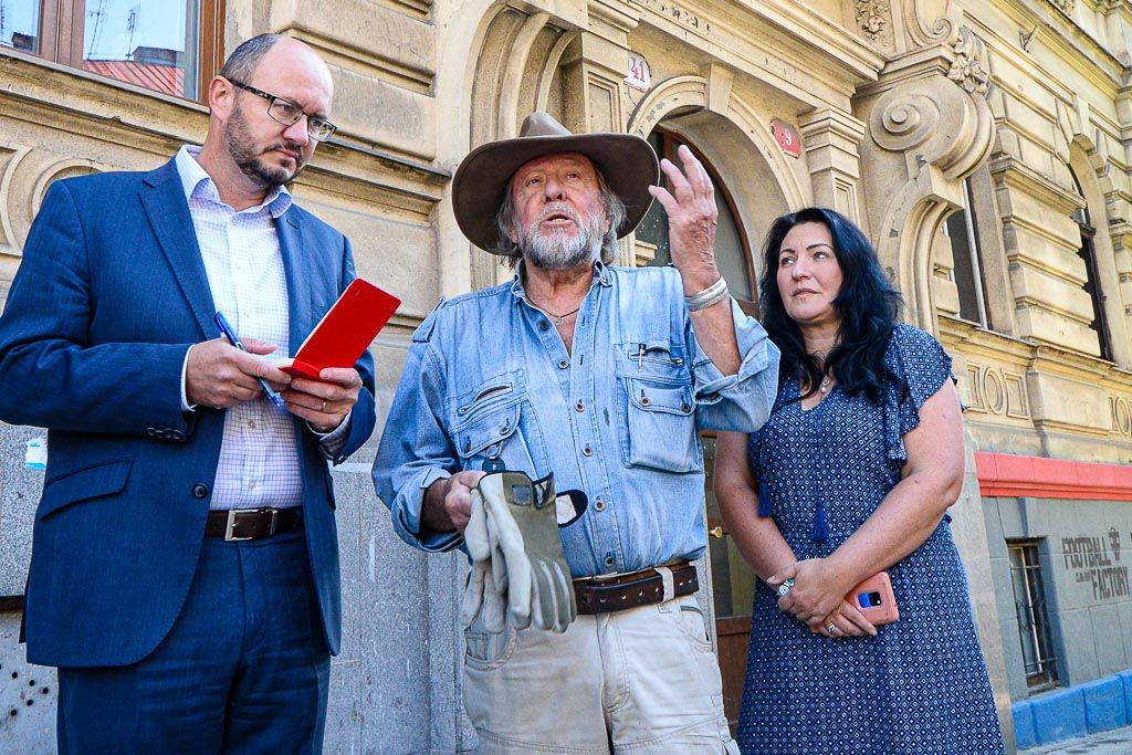 Položení kamenů zmizelých - Americká 9 v Plzni (foto: M. Pecuch, 3.9.2019)