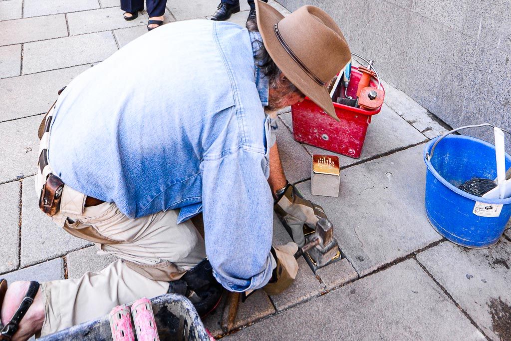 Položení kamenů zmizelých - Americká 9 v Plzni (foto: M. Pecuch, 3.9.2019)