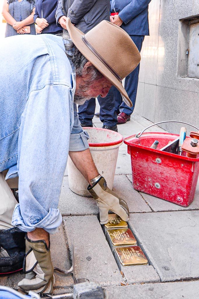 Položení kamenů zmizelých - Americká 9 v Plzni (foto: M. Pecuch, 3.9.2019)