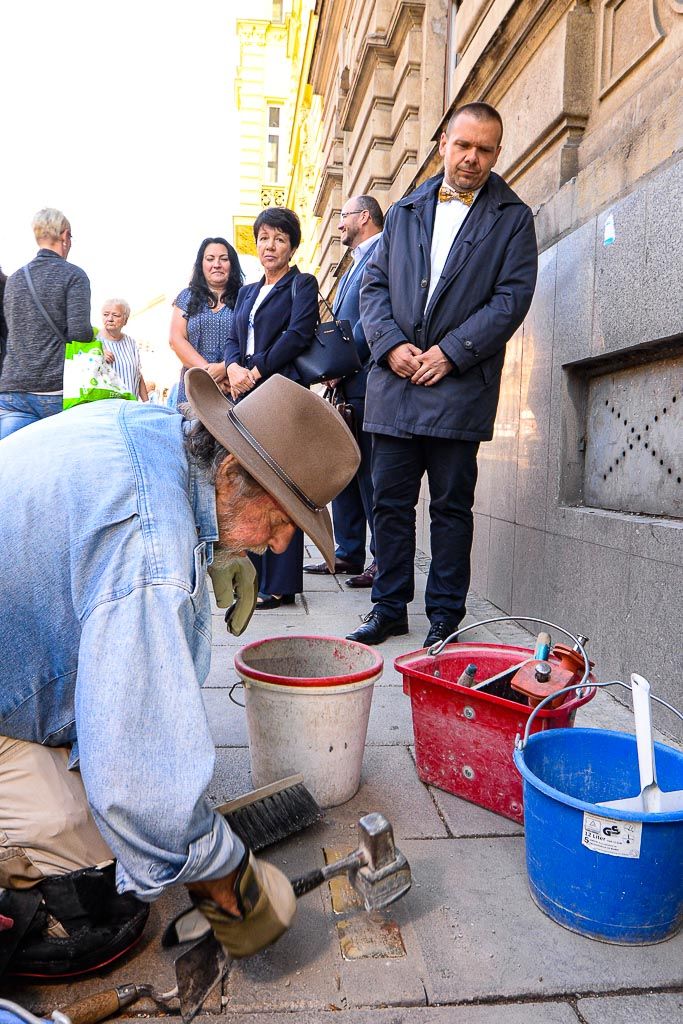 Položení kamenů zmizelých - Americká 9 v Plzni (foto: M. Pecuch, 3.9.2019)
