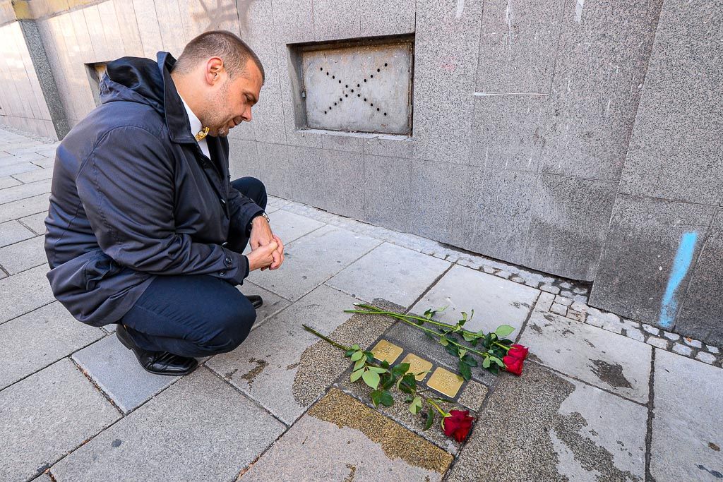 Položení kamenů zmizelých - Americká 9 v Plzni (foto: M. Pecuch, 3.9.2019)