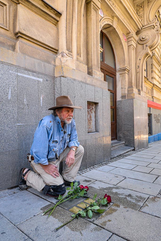 Položení kamenů zmizelých - Americká 9 v Plzni (foto: M. Pecuch, 3.9.2019)