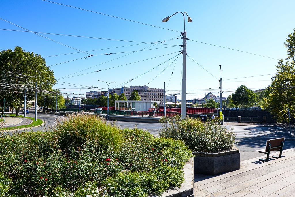 Náplavku na Radbuze čeká první velká akce - tisková konference (foto: M. Pecuch, 3.9.2019)