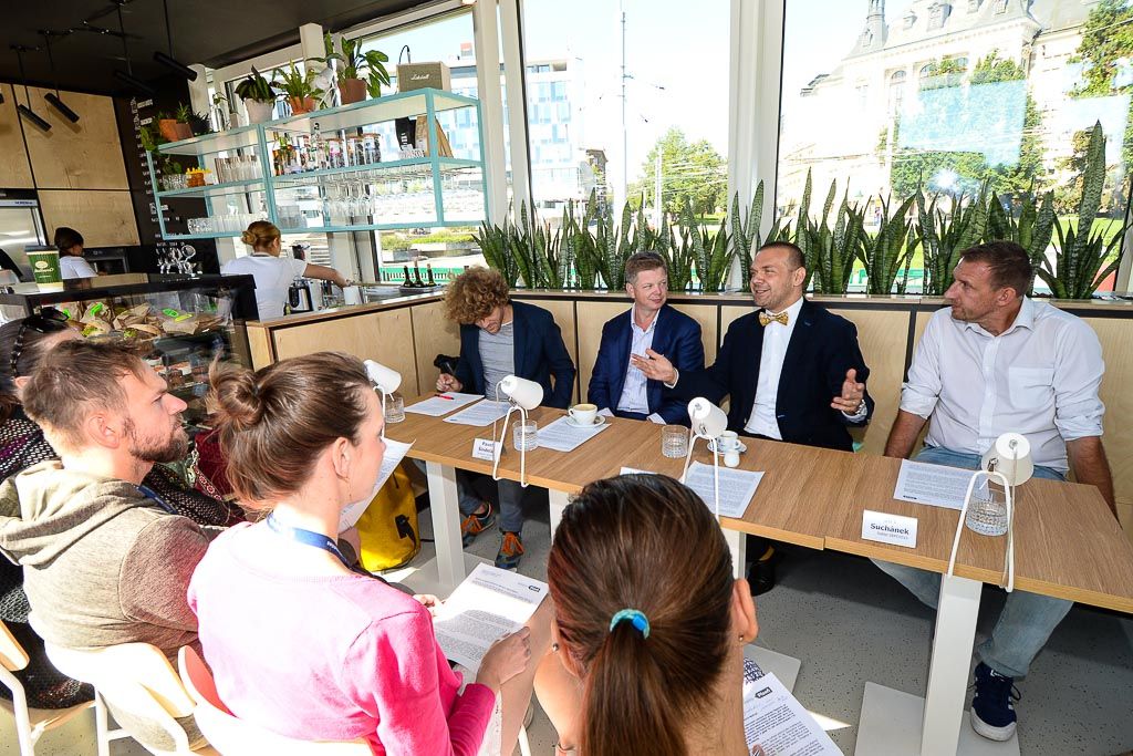 Náplavku na Radbuze čeká první velká akce - tisková konference (foto: M. Pecuch, 3.9.2019)