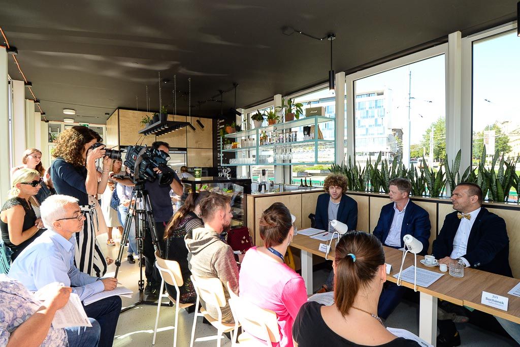 Náplavku na Radbuze čeká první velká akce - tisková konference (foto: M. Pecuch, 3.9.2019)