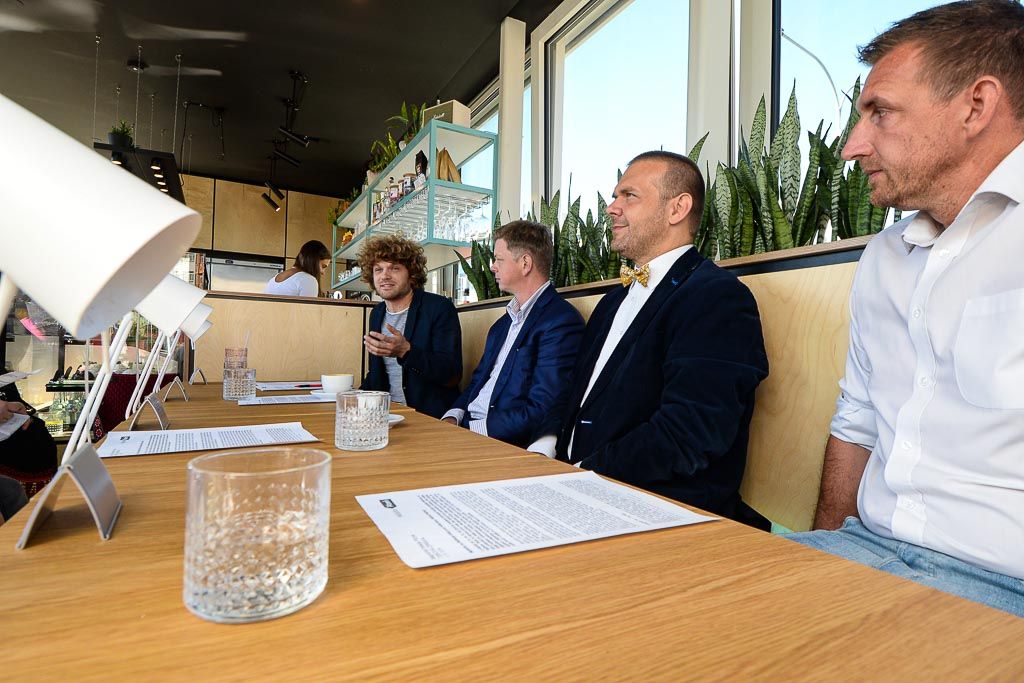 Náplavku na Radbuze čeká první velká akce - tisková konference (foto: M. Pecuch, 3.9.2019)