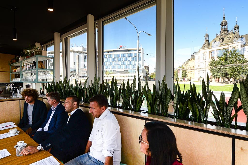 Náplavku na Radbuze čeká první velká akce - tisková konference (foto: M. Pecuch, 3.9.2019)