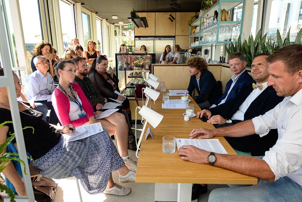 Náplavku na Radbuze čeká první velká akce - tisková konference (foto: M. Pecuch, 3.9.2019)