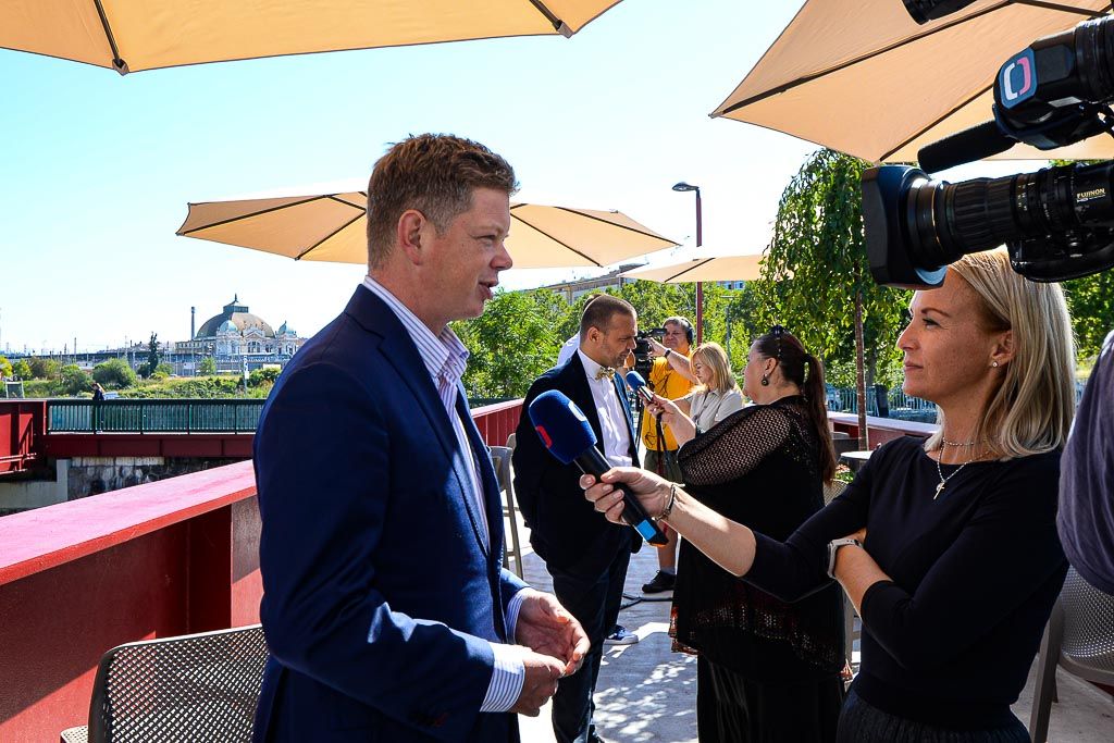 Náplavku na Radbuze čeká první velká akce - tisková konference (foto: M. Pecuch, 3.9.2019)