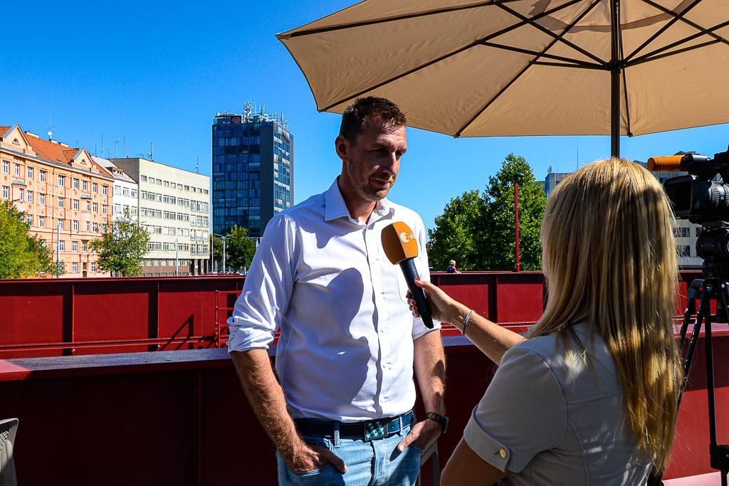 Náplavku na Radbuze čeká první velká akce - tisková konference (foto: M. Pecuch, 3.9.2019)