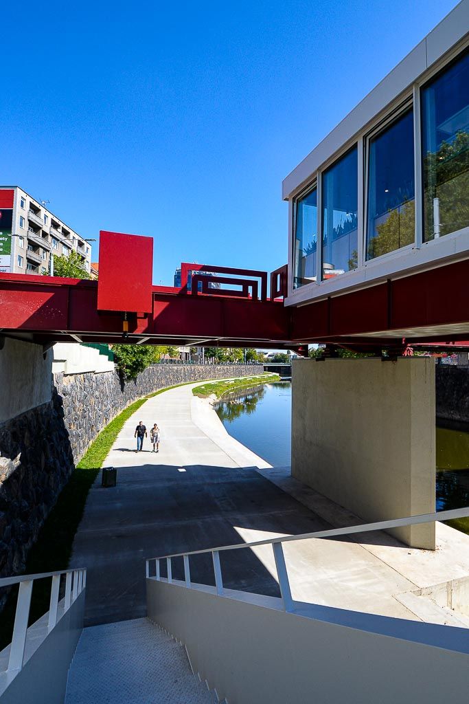 Náplavku na Radbuze čeká první velká akce - tisková konference (foto: M. Pecuch, 3.9.2019)
