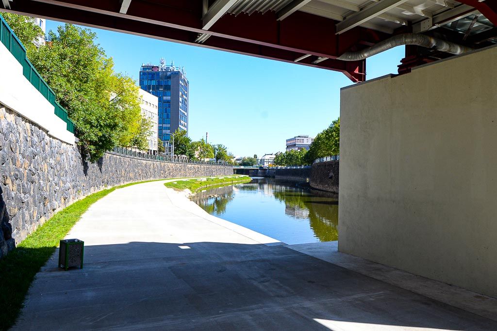 Náplavku na Radbuze čeká první velká akce - tisková konference (foto: M. Pecuch, 3.9.2019)
