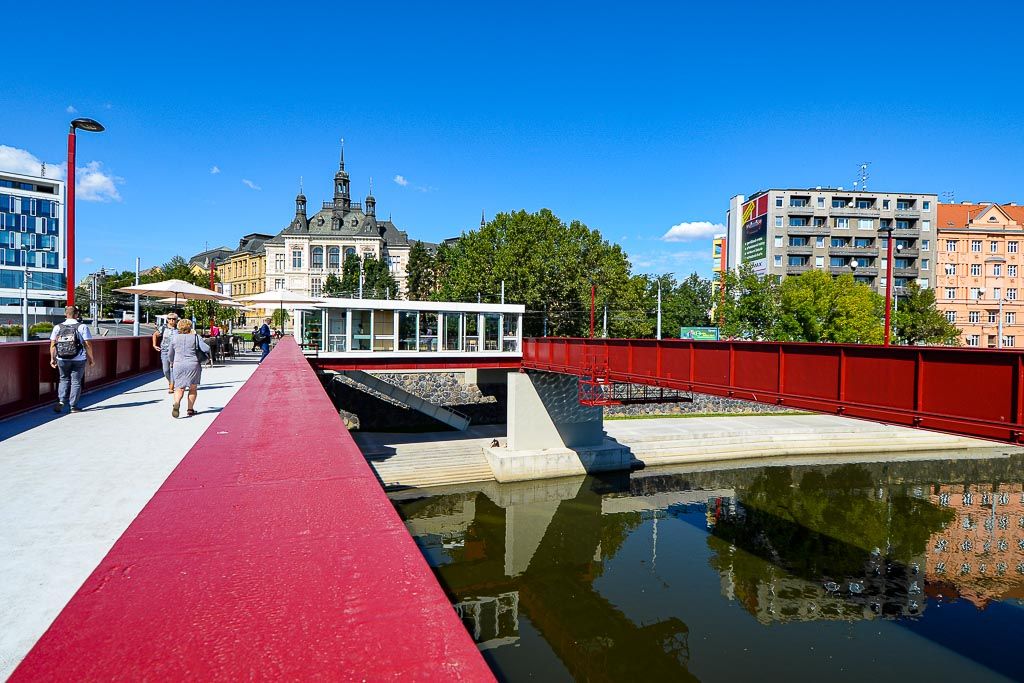 Náplavku na Radbuze čeká první velká akce - tisková konference (foto: M. Pecuch, 3.9.2019)