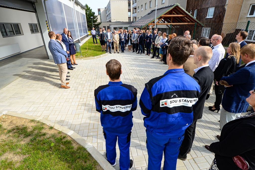 Učňové ve stavebnictví mají pro výcvik novou halu (foto: M. Pecuch, 6.9.2019)