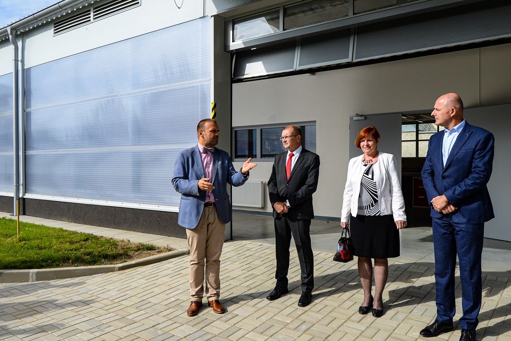 Učňové ve stavebnictví mají pro výcvik novou halu (foto: M. Pecuch, 6.9.2019)