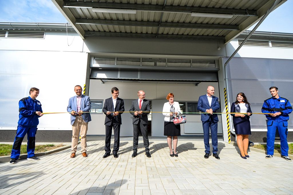 Učňové ve stavebnictví mají pro výcvik novou halu (foto: M. Pecuch, 6.9.2019)