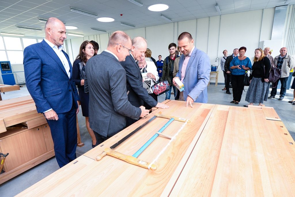 Učňové ve stavebnictví mají pro výcvik novou halu (foto: M. Pecuch, 6.9.2019)