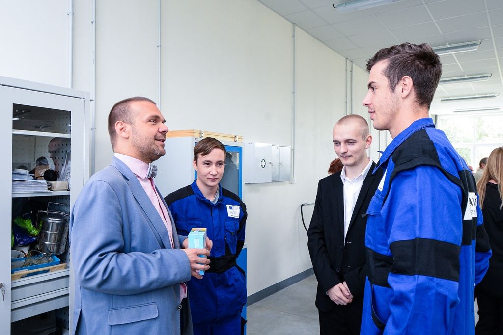 Učňové ve stavebnictví mají pro výcvik novou halu (foto: M. Pecuch, 6.9.2019)