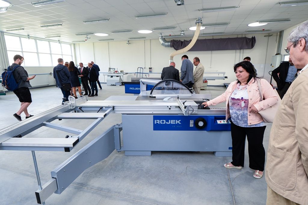 Učňové ve stavebnictví mají pro výcvik novou halu (foto: M. Pecuch, 6.9.2019)