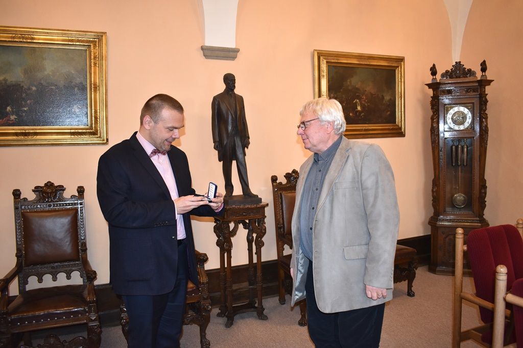 Sbormistr Zdeněk Vimr obdržel medaili za uměleckou činnost (foto: A. Jarošová, 30.9.2019)