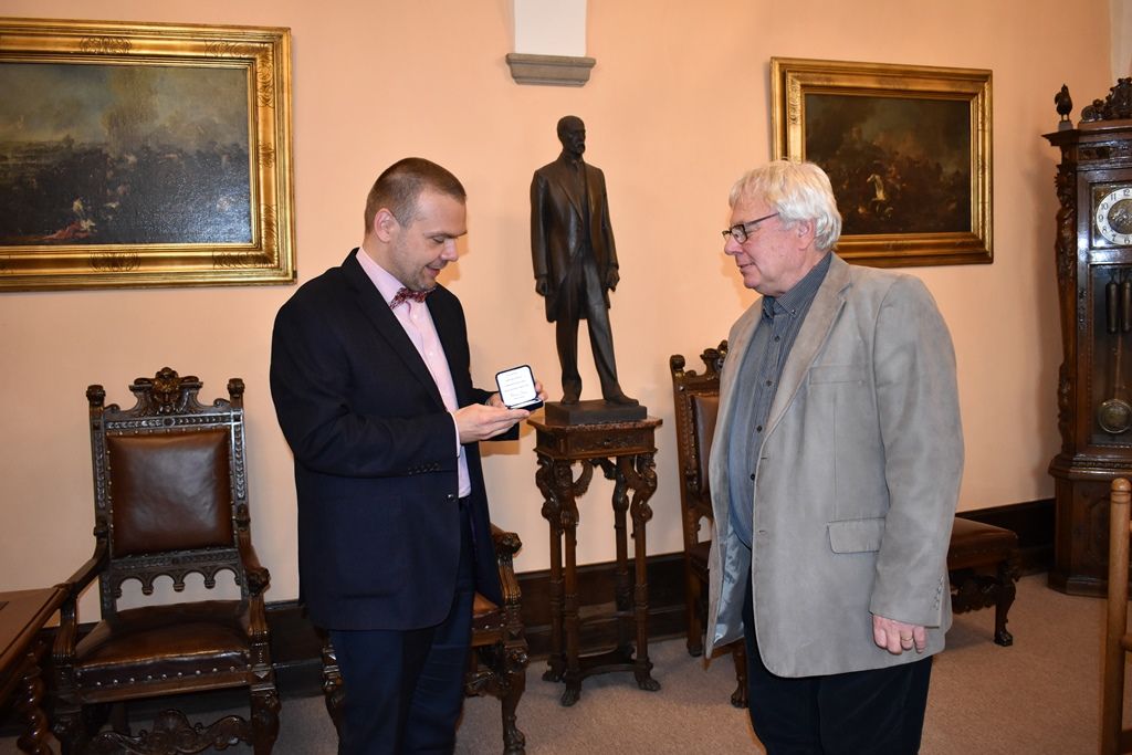 Sbormistr Zdeněk Vimr obdržel medaili za uměleckou činnost (foto: A. Jarošová, 30.9.2019)