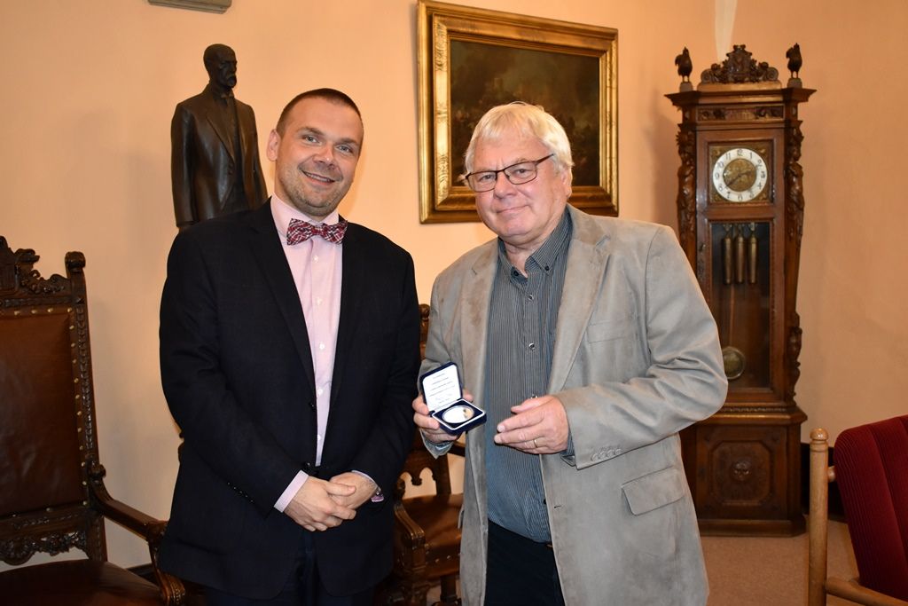 Sbormistr Zdeněk Vimr obdržel medaili za uměleckou činnost (foto: A. Jarošová, 30.9.2019)