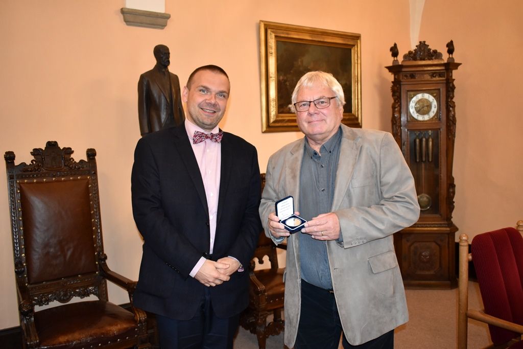 Sbormistr Zdeněk Vimr obdržel medaili za uměleckou činnost (foto: A. Jarošová, 30.9.2019)