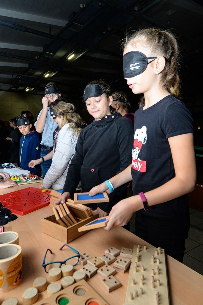 Děti ze základních škol si vyzkoušely, jaké to je nevidět (foto: M. Pecuch, 10.10.2019)