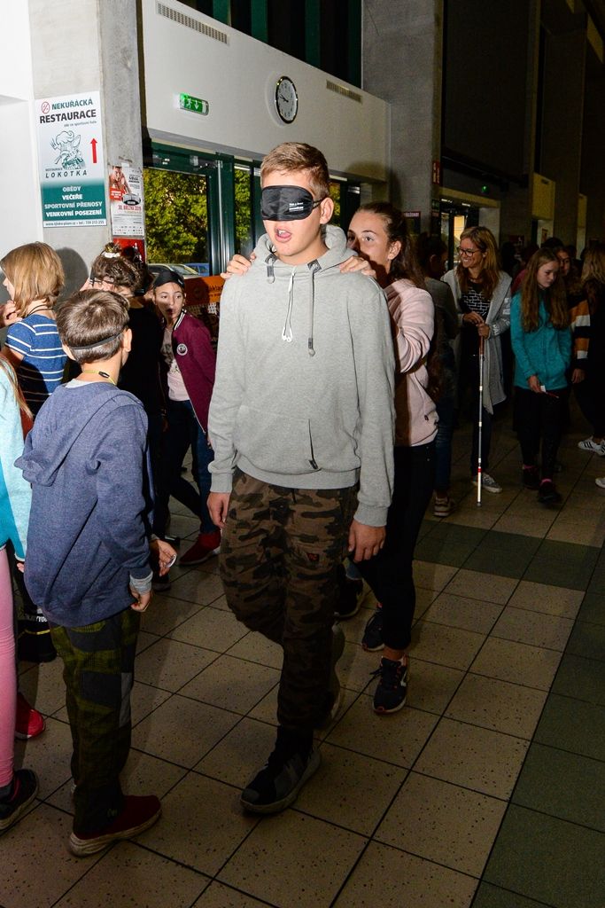 Děti ze základních škol si vyzkoušely, jaké to je nevidět (foto: M. Pecuch, 10.10.2019)