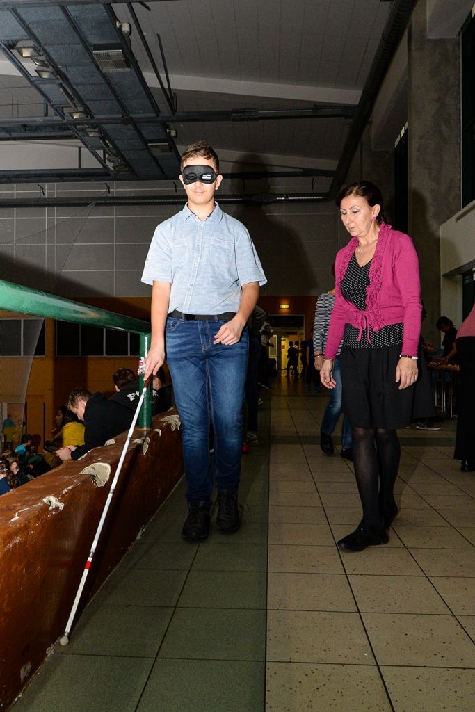Děti ze základních škol si vyzkoušely, jaké to je nevidět (foto: M. Pecuch, 10.10.2019)
