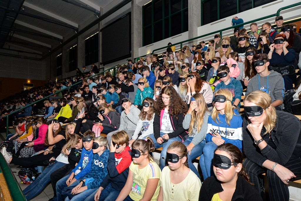 Děti ze základních škol si vyzkoušely, jaké to je nevidět (foto: M. Pecuch, 10.10.2019)