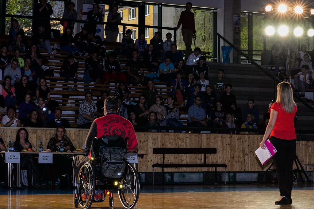 Děti ze základních škol si vyzkoušely, jaké to je nevidět (foto: M. Pecuch, 10.10.2019)