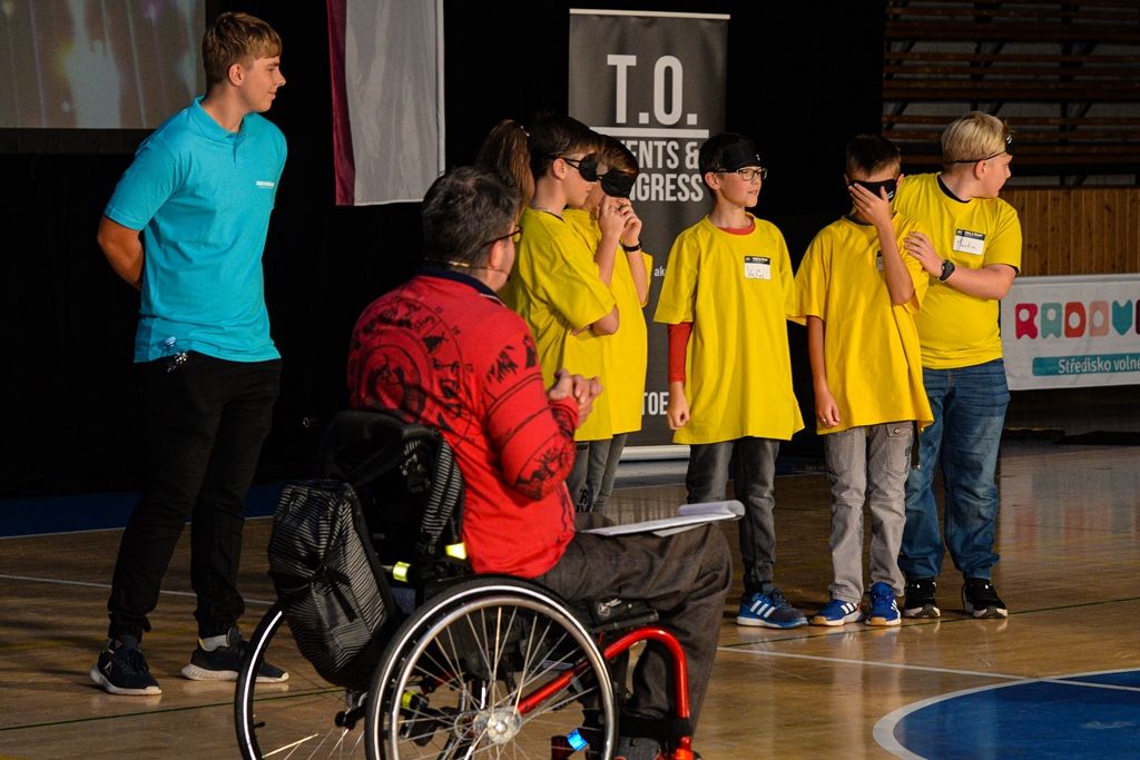 Děti ze základních škol si vyzkoušely, jaké to je nevidět (foto: M. Pecuch, 10.10.2019)