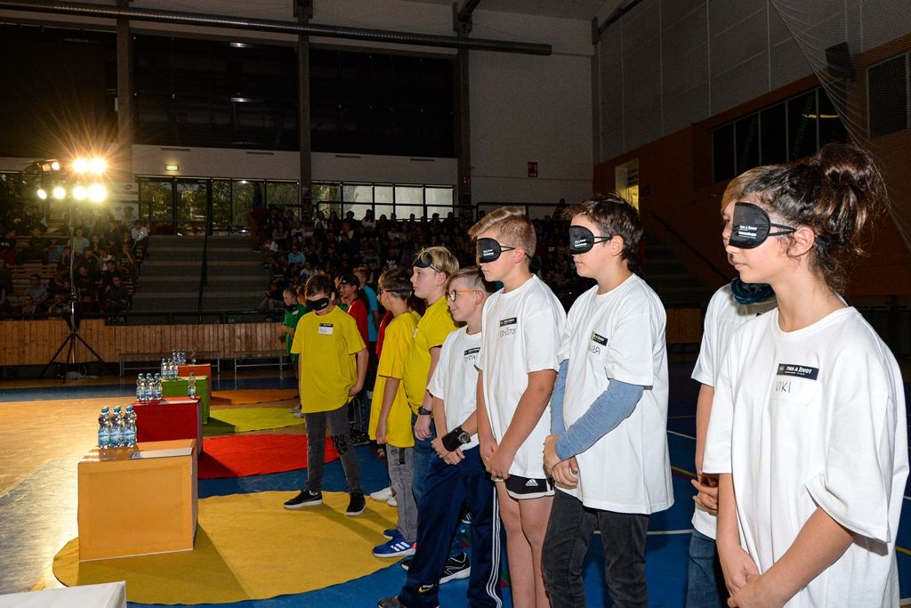 Děti ze základních škol si vyzkoušely, jaké to je nevidět (foto: M. Pecuch, 10.10.2019)