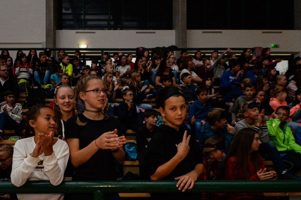 Děti ze základních škol si vyzkoušely, jaké to je nevidět (foto: M. Pecuch, 10.10.2019)