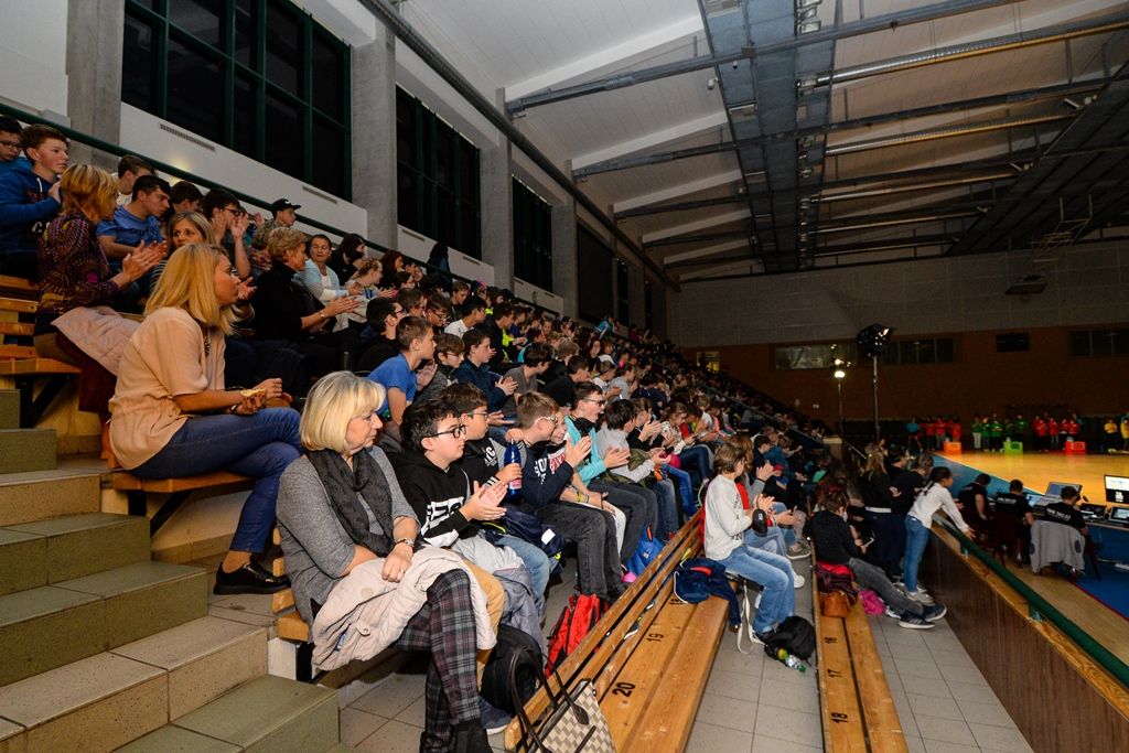 Děti ze základních škol si vyzkoušely, jaké to je nevidět (foto: M. Pecuch, 10.10.2019)