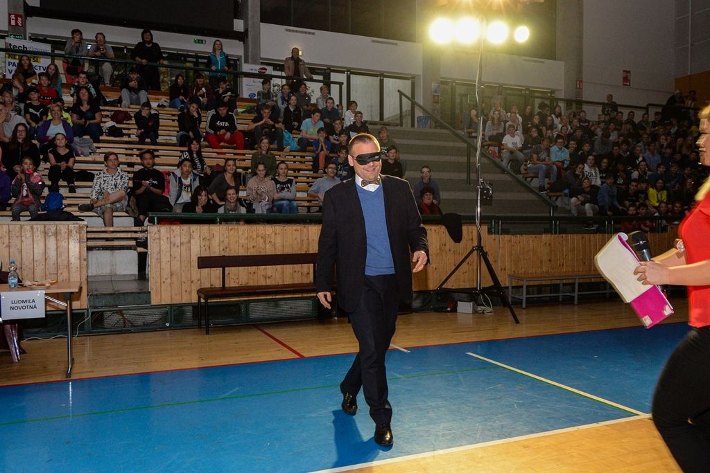 Děti ze základních škol si vyzkoušely, jaké to je nevidět (foto: M. Pecuch, 10.10.2019)