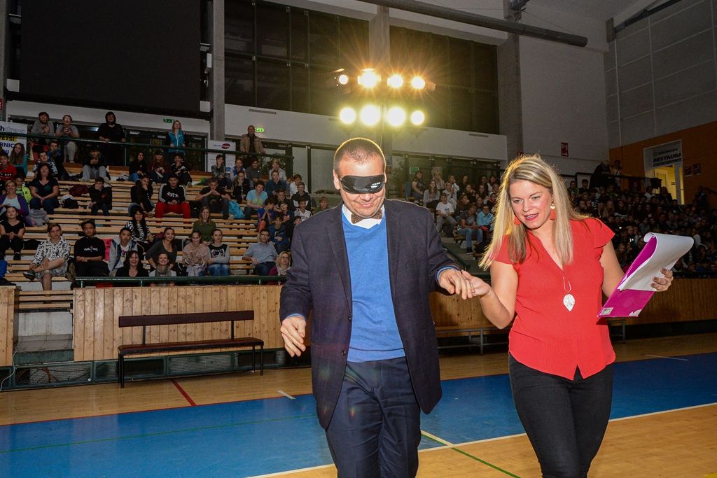 Děti ze základních škol si vyzkoušely, jaké to je nevidět (foto: M. Pecuch, 10.10.2019)