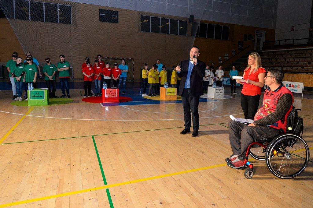 Děti ze základních škol si vyzkoušely, jaké to je nevidět (foto: M. Pecuch, 10.10.2019)