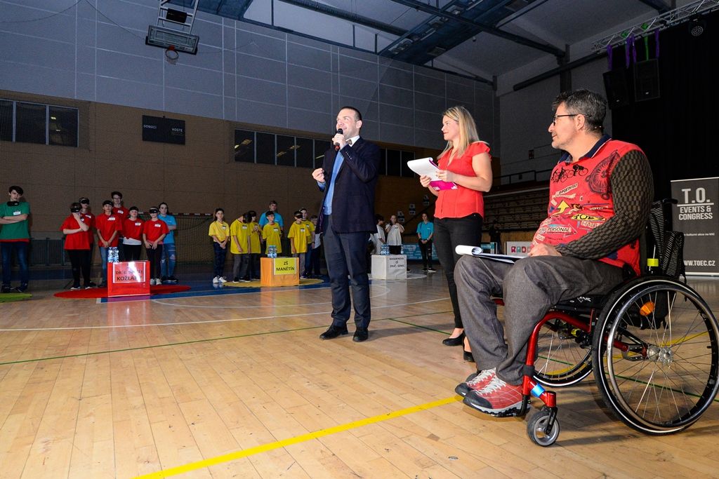 Děti ze základních škol si vyzkoušely, jaké to je nevidět (foto: M. Pecuch, 10.10.2019)