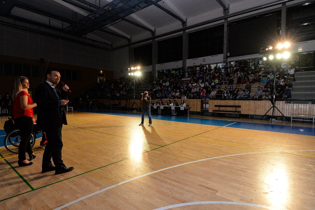 Děti ze základních škol si vyzkoušely, jaké to je nevidět (foto: M. Pecuch, 10.10.2019)