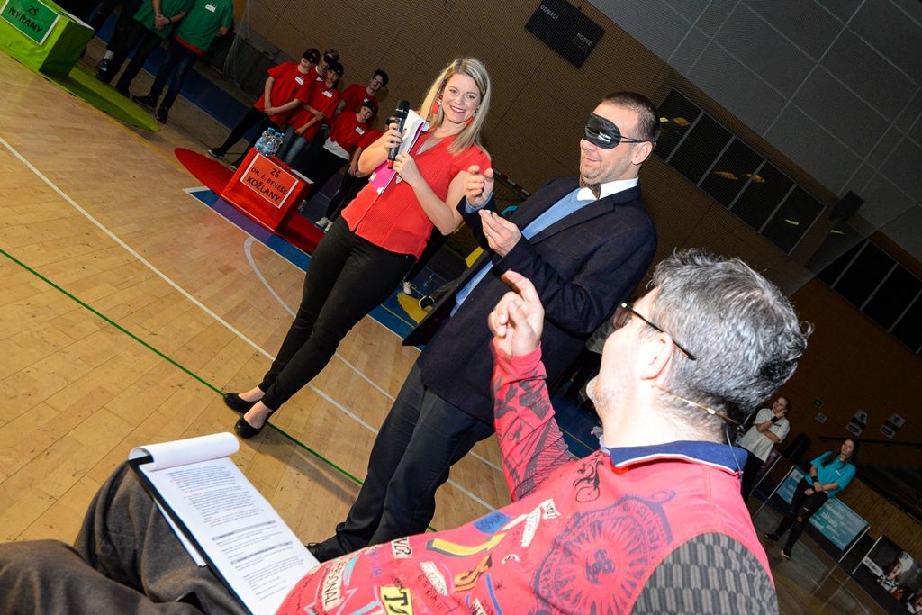 Děti ze základních škol si vyzkoušely, jaké to je nevidět (foto: M. Pecuch, 10.10.2019)