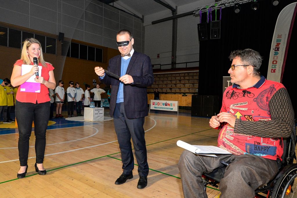 Děti ze základních škol si vyzkoušely, jaké to je nevidět (foto: M. Pecuch, 10.10.2019)