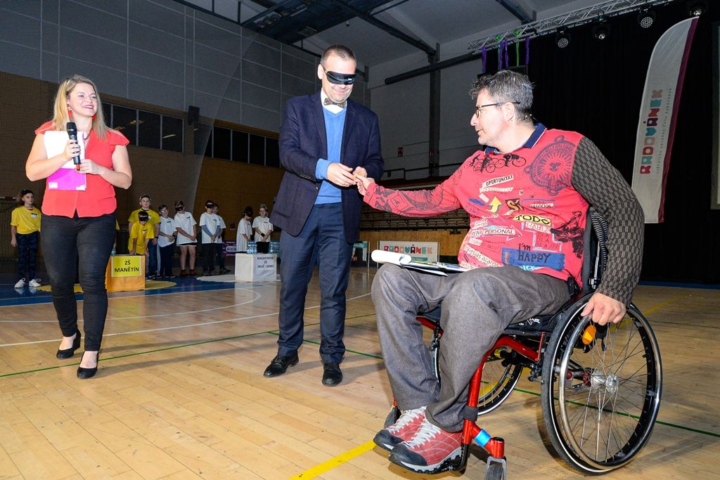 Děti ze základních škol si vyzkoušely, jaké to je nevidět (foto: M. Pecuch, 10.10.2019)